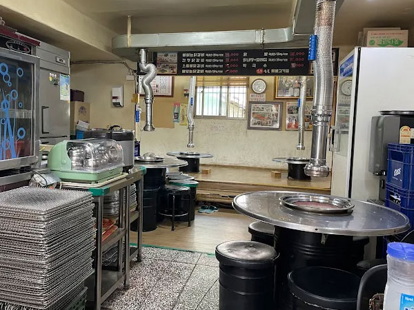 춘천시 원조숯불닭불고기 내부 인테리어