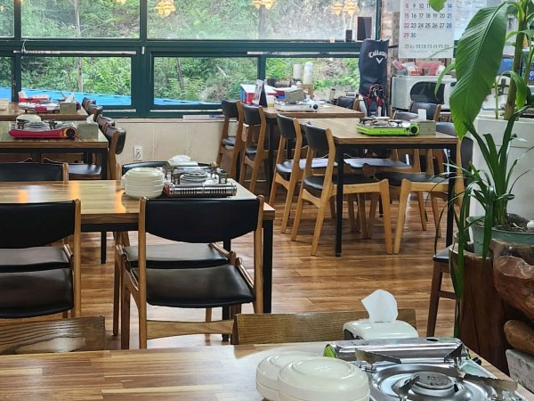 영동군 원조엄나무백숙 내부 인테리어