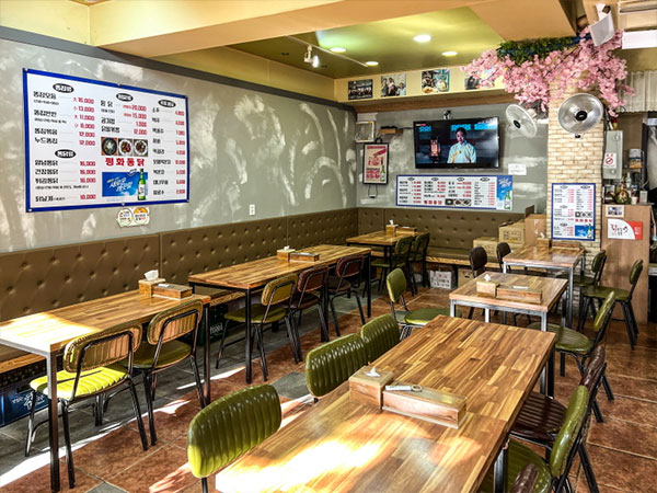 동구 평화통닭 내부 인테리어