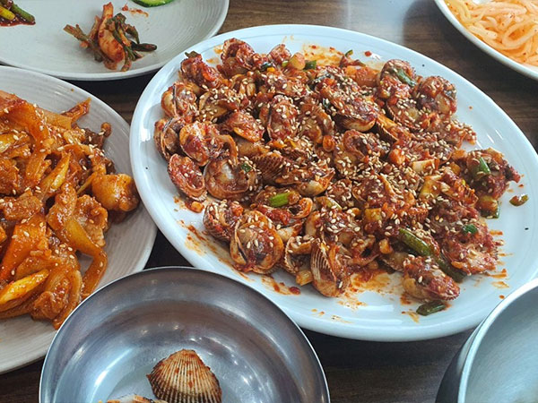 고산골할매보리밥 꼬막무침