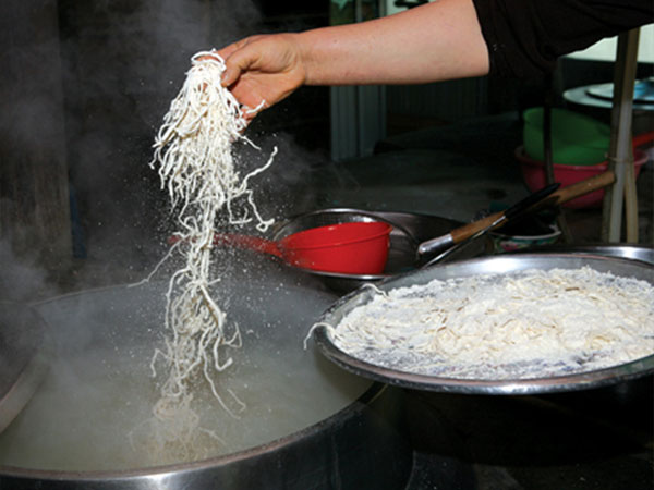 동곡원조할매손칼국수 주방