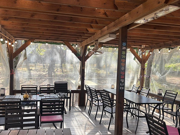 숲속의집 야외 테이블