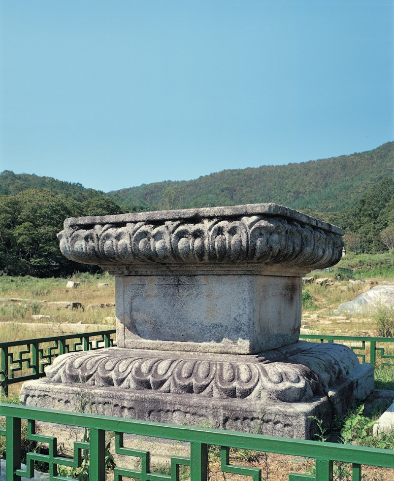 여주 고달사지 석조대좌 (驪州 高達寺址 石造臺座)